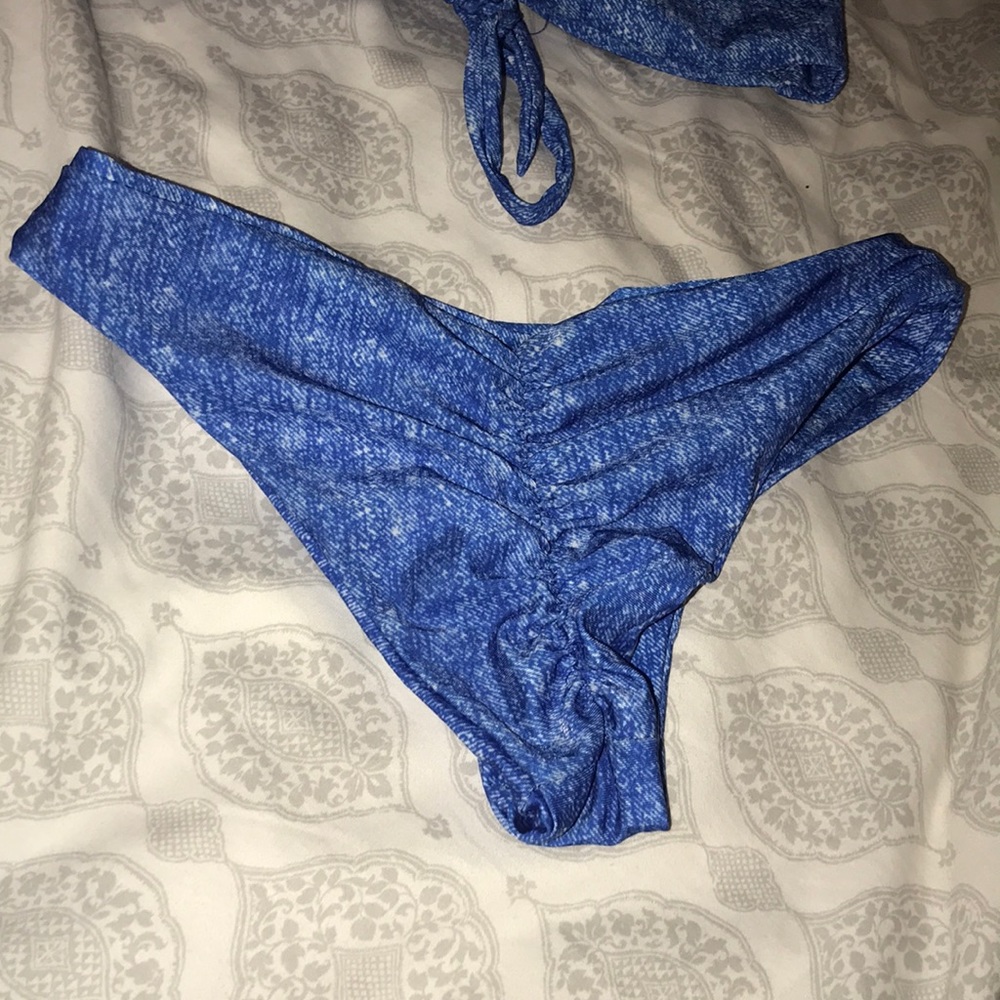 Bikini - Picture 2 of 3